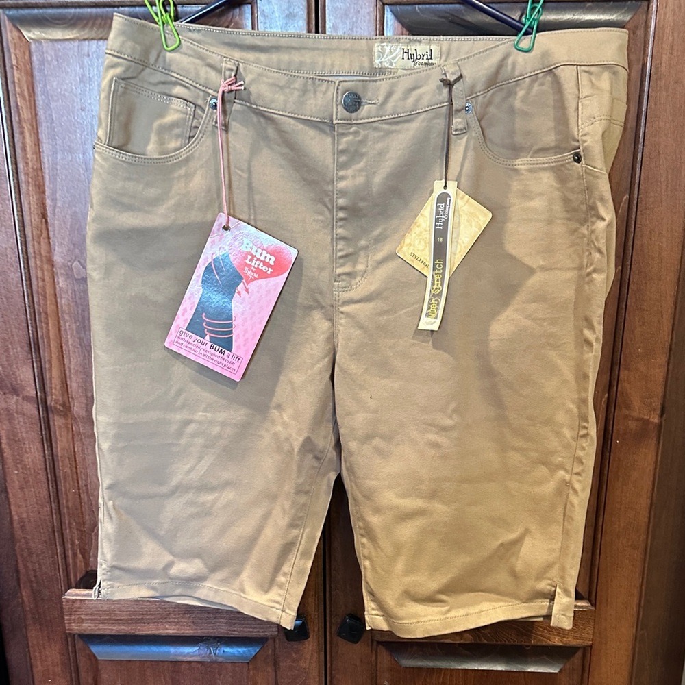 Hybrid & Company Women's Tan Bermudas
